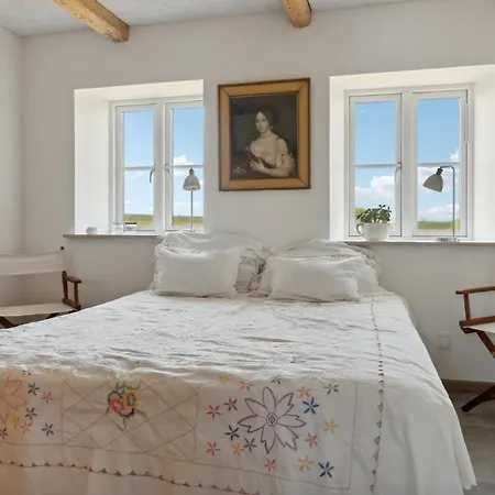 2 Bedroom Beautiful In 펜션